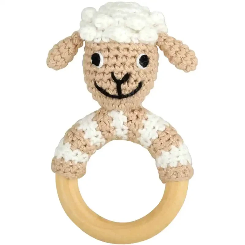 Ringrassel Schaf DOLLY mit gehäkeltem Garn und unbehandeltem Buchenholzring, Vorderansicht als Freisteller