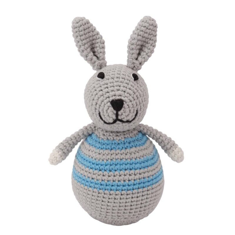 12289-Gehaekeltes-Stehaufmaennchen-Hase-BOBBY-in-Blau Gehäkeltes Stehaufmännchen Hase BOBBY in Blau