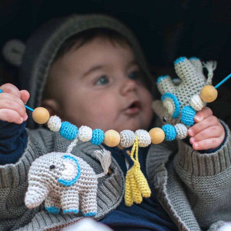 12325-Gehaekelte-Kinderwagenkette-Elefant-JUMBO-in-Blau-mit-Baby-beim-Spielen Gehäkelte Kinderwagenkette Elefant JUMBO in Blau - mit Baby beim Spielen