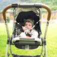 Gehäkelte Kinderwagenkette Elefant JUMBO in Blau - mit Baby im Buggy