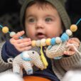 Gehäkelte Kinderwagenkette Elefant JUMBO in Blau - mit Baby im Kinderwagen