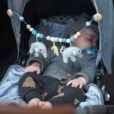 Gehäkelte Kinderwagenkette Elefant JUMBO in Blau mit schlafendem Baby