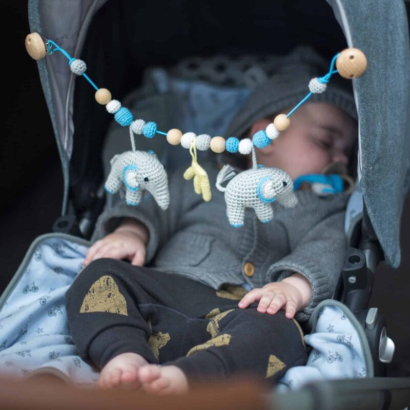 12325-Gehaekelte-Kinderwagenkette-Elefant-JUMBO-in-Blau-mit-schlafendem-Baby Gehäkelte Kinderwagenkette Elefant JUMBO in Blau mit schlafendem Baby