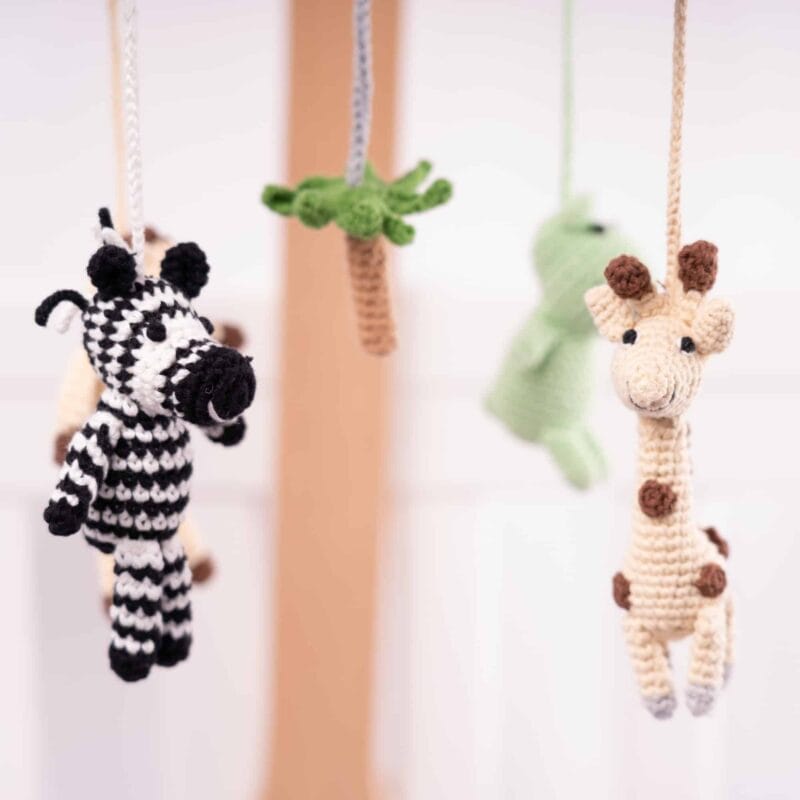 12491-Gehaekeltes-Baby-Mobile-SAFARI-2-Zebra-STRIPEY-und-Giraffe-SPOTTY Gehäkeltes Baby-Mobile SAFARI 2 - Zebra STRIPEY und Giraffe SPOTTY