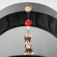 Gehäkelter Spielbogenanhänger Reh - im Kinderwagen