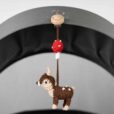 Gehäkelter Spielbogenanhänger Reh - im Kinderwagen - seitlich