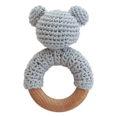Ringrassel Koala mit engmaschig gehäkeltem Garn und Buchenholzring, Rückansicht als Freisteller