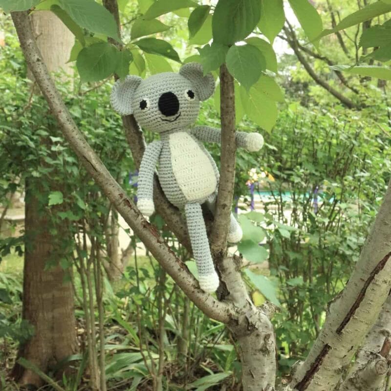 12503-Gehaekeltes-Kuscheltier-Koala-COCO-im-Baum Gehäkeltes Kuscheltier Koala COCO - im Baum