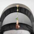 Spielbogenanhänger Affe Bio - hängend im Kinderwagen - seitlich