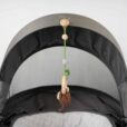Spielbogenanhänger Affe Bio - hängend im Kinderwagen - seitlich von hinten