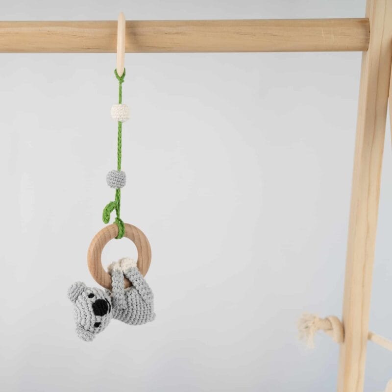 12524-Babyspielzeug-Spielbogenanhaenger-Koala-grau Babyspielzeug Spielbogenanhänger Koala grau