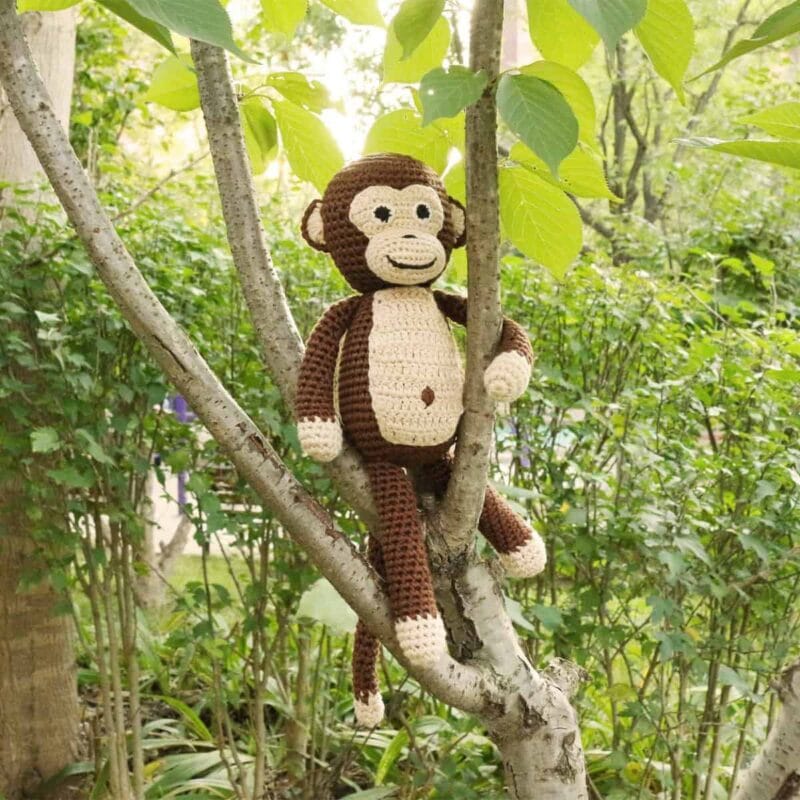 12534-Gehakeltes-Kuscheltier-Affe-CHARLIE-Bio-im-Baum Gehäkeltes Kuscheltier Affe CHARLIE Bio - im Baum