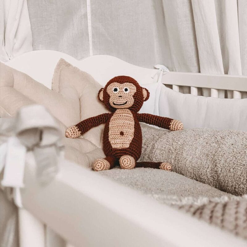 12534-Gehakeltes-Kuscheltier-Affe-CHARLIE-Bio-im-Kinderbett Gehäkeltes Kuscheltier Affe CHARLIE Bio - im Kinderbett