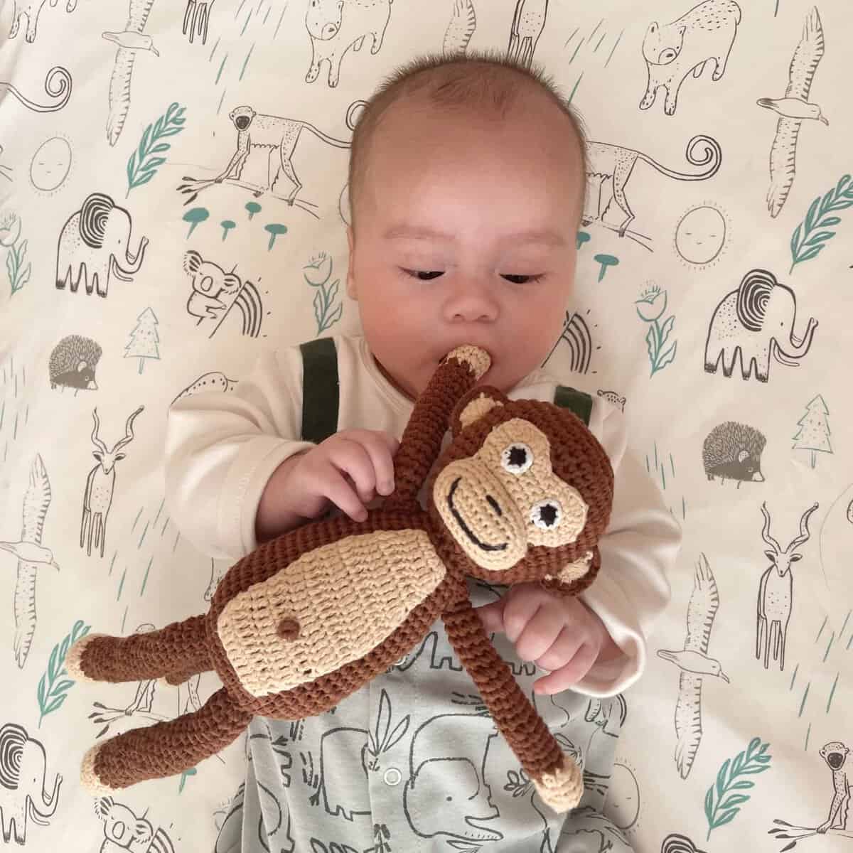 Gehäkeltes Kuscheltier Affe CHARLIE Bio - mit Baby