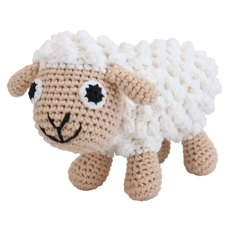 Handgefertigtes gehäkeltes Kuscheltier Schaf DOLLY aus Bio-Baumwolle, schräg von vorne aufgenommen