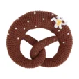 Gehäkelte Babyrassel Brezel mit Edelweiß-Blüte, Vorderansicht