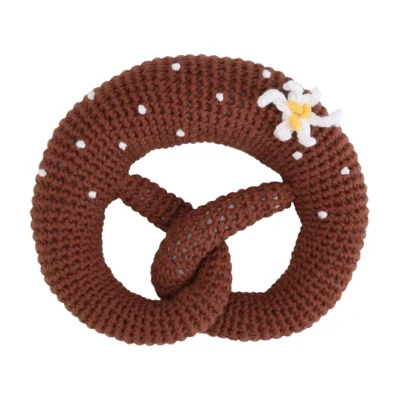 Gehäkelte Babyrassel Brezel mit Edelweiß-Blüte, Vorderansicht
