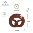 Gehäkelte Babyrassel Brezel mit Edelweiß-Blüte und Maßangaben