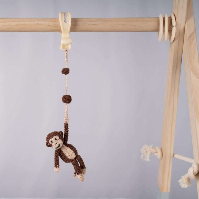 12551-2in1-Spielbogenanhanger-Affe-CHARLIE-Bio-am-Spielbogen-von-vorne-3 Gehäkelter Spielbogen-Anhänger Affe CHARLIE mit Befestigungsklammer.
