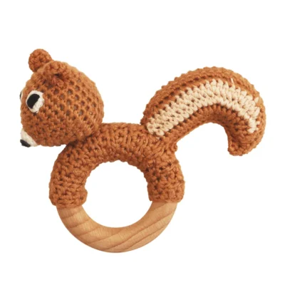 Ringrassel Eichhörnchen NUTTY mit gehäkeltem Garn und unbehandeltem Buchenholzring, Rückansicht als Freisteller