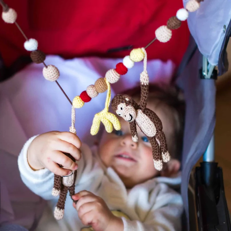 12625-stroller-chain-monkey-lifestyle-baby-pulling-1 Baby im Kinderwagen zieht an der gehäkelten Kinderwagenkette Affe CHARLIE