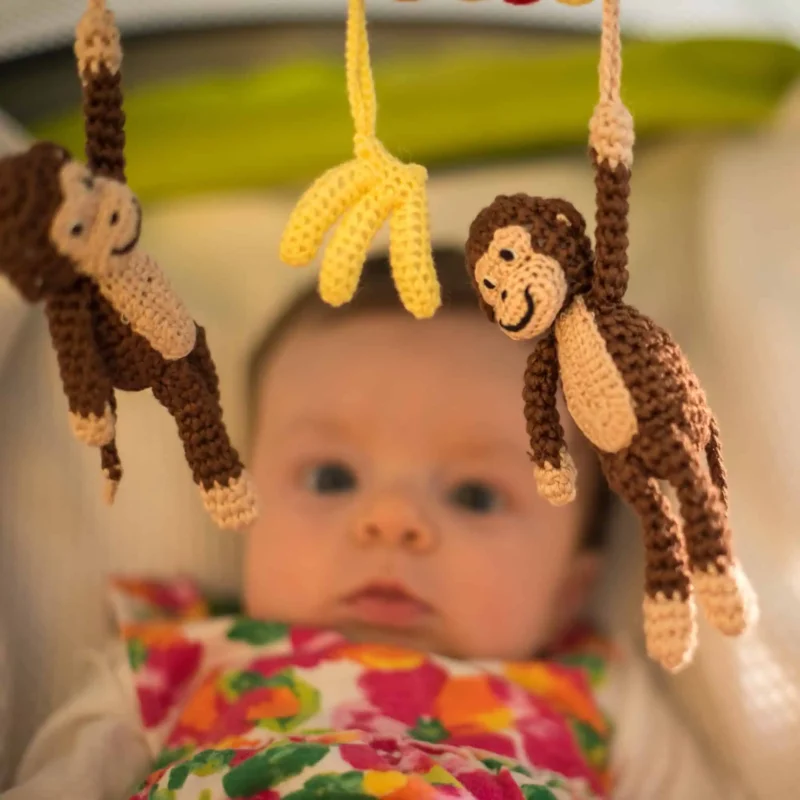 12625-stroller-chain-monkey-lifestyle-baby-stroller-closeup-1 Nahaufnahme der gehäkelten Kinderwagenkette Affe CHARLIE am Kinderwagen mit Baby