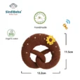 Gehäkelte Babyrassel Brezel mit Sonnenblume und Maßangaben
