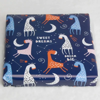Babymobile verpackt als Geschenk in Geschenkpapier (Beispiel)