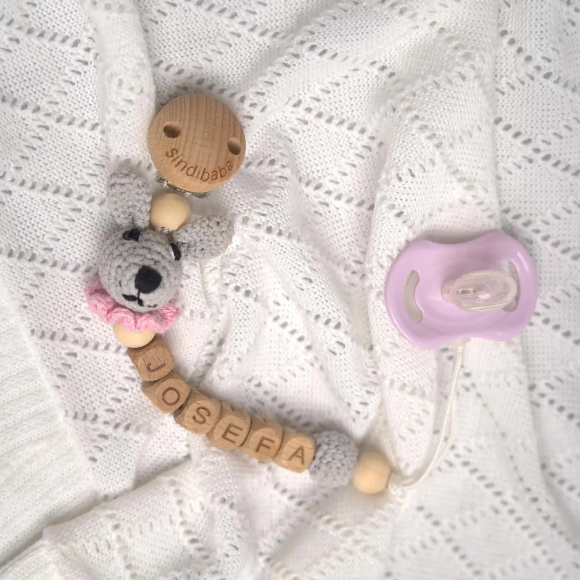 Personalisierte Schnullerkette mit Hase-Motiv und Namen Josefa (Flatlay)