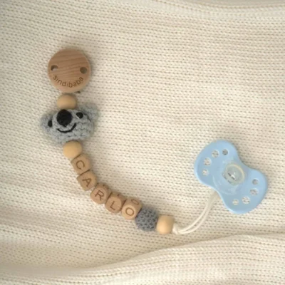 Personalisierte Schnullerkette mit Koala-Motiv und Namen Carlo (Flatlay)