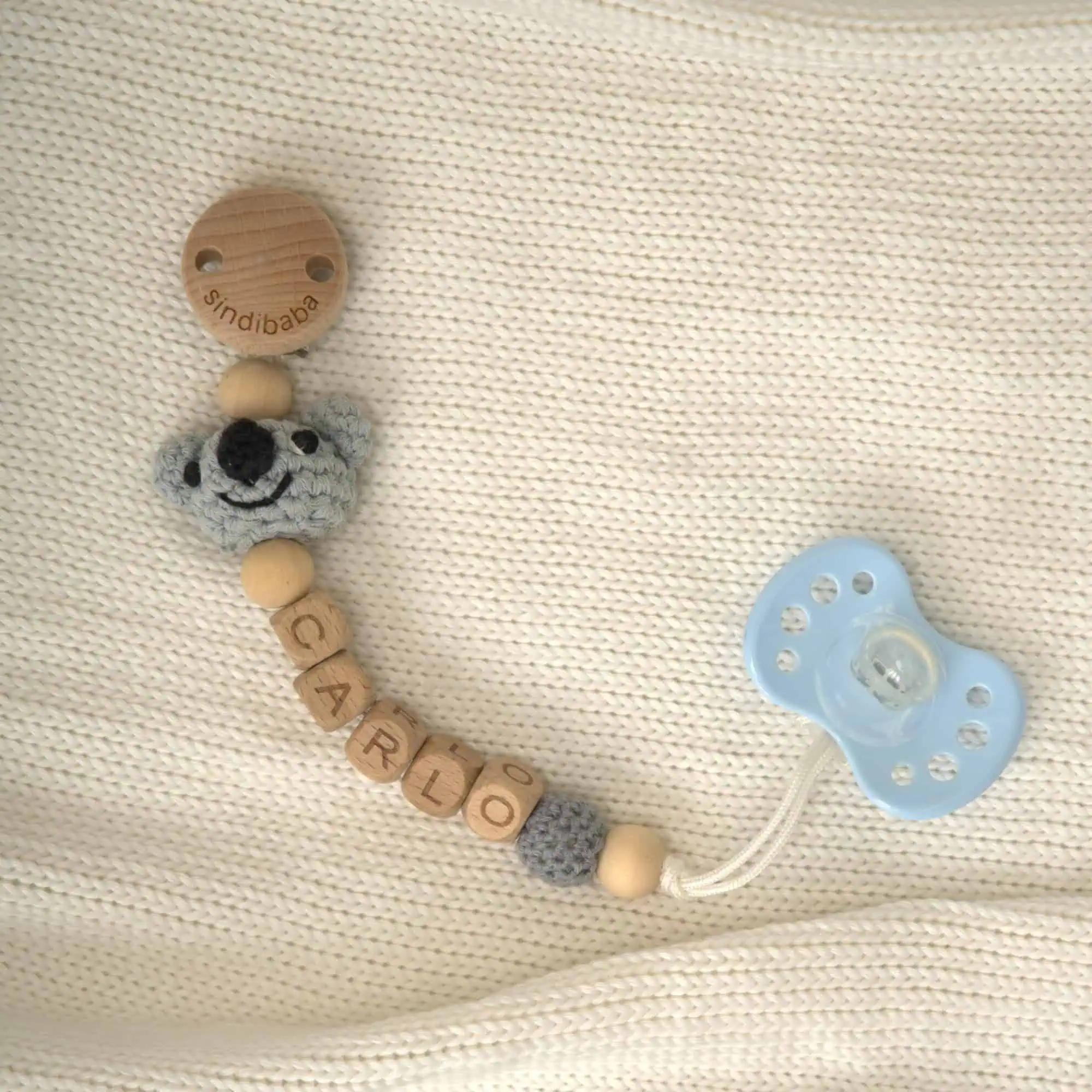Personalisierte Schnullerkette mit Koala-Motiv und Namen Carlo (Flatlay)