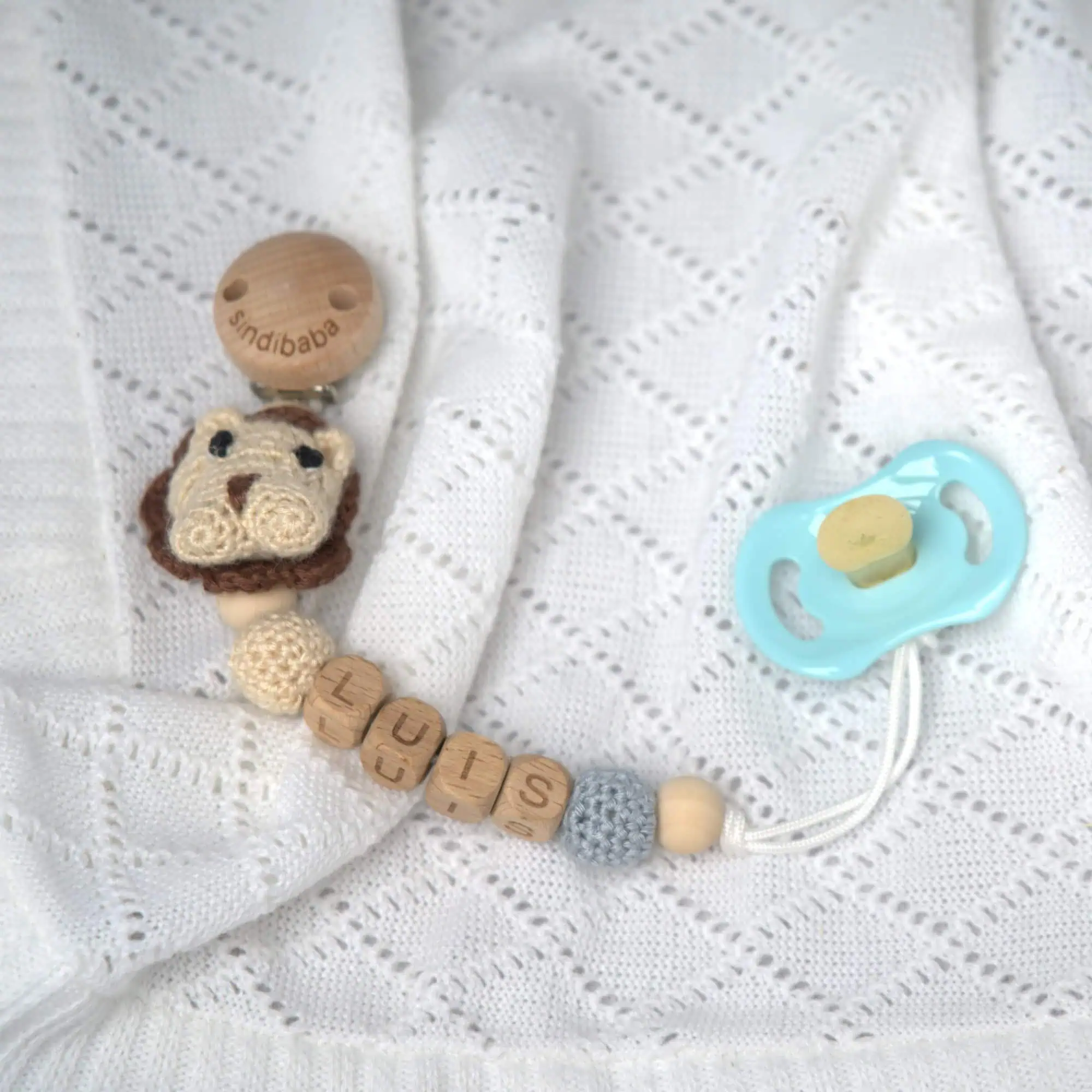 Personalisierte Schnullerkette mit Löwe-Motiv und Namen Luis (Flatlay)