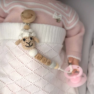 Personalisierte Schnullerkette mit Schaf-Motiv und Namen Mia (Flatlay)