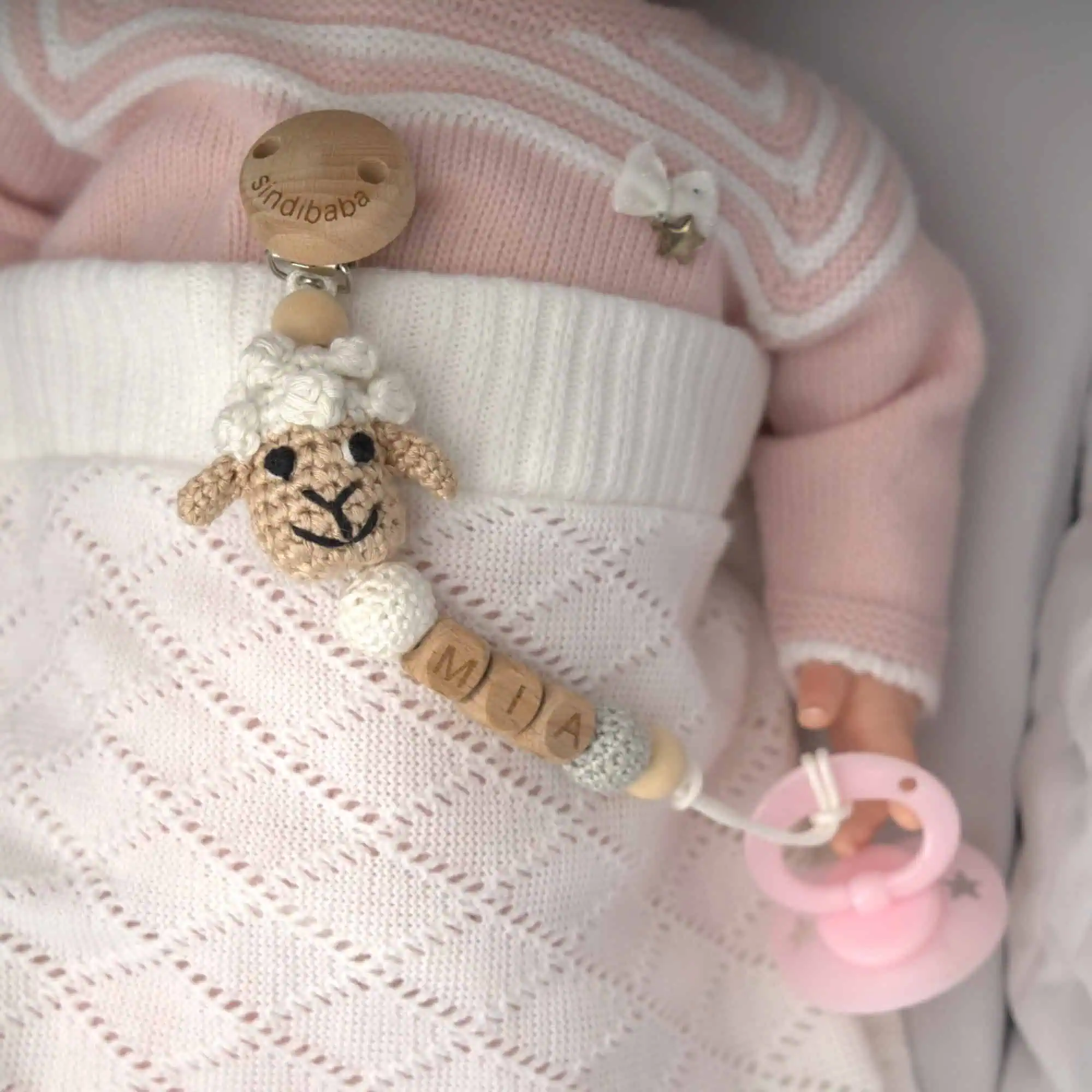 Personalisierte Schnullerkette mit Schaf-Motiv und Namen Mia (Flatlay)